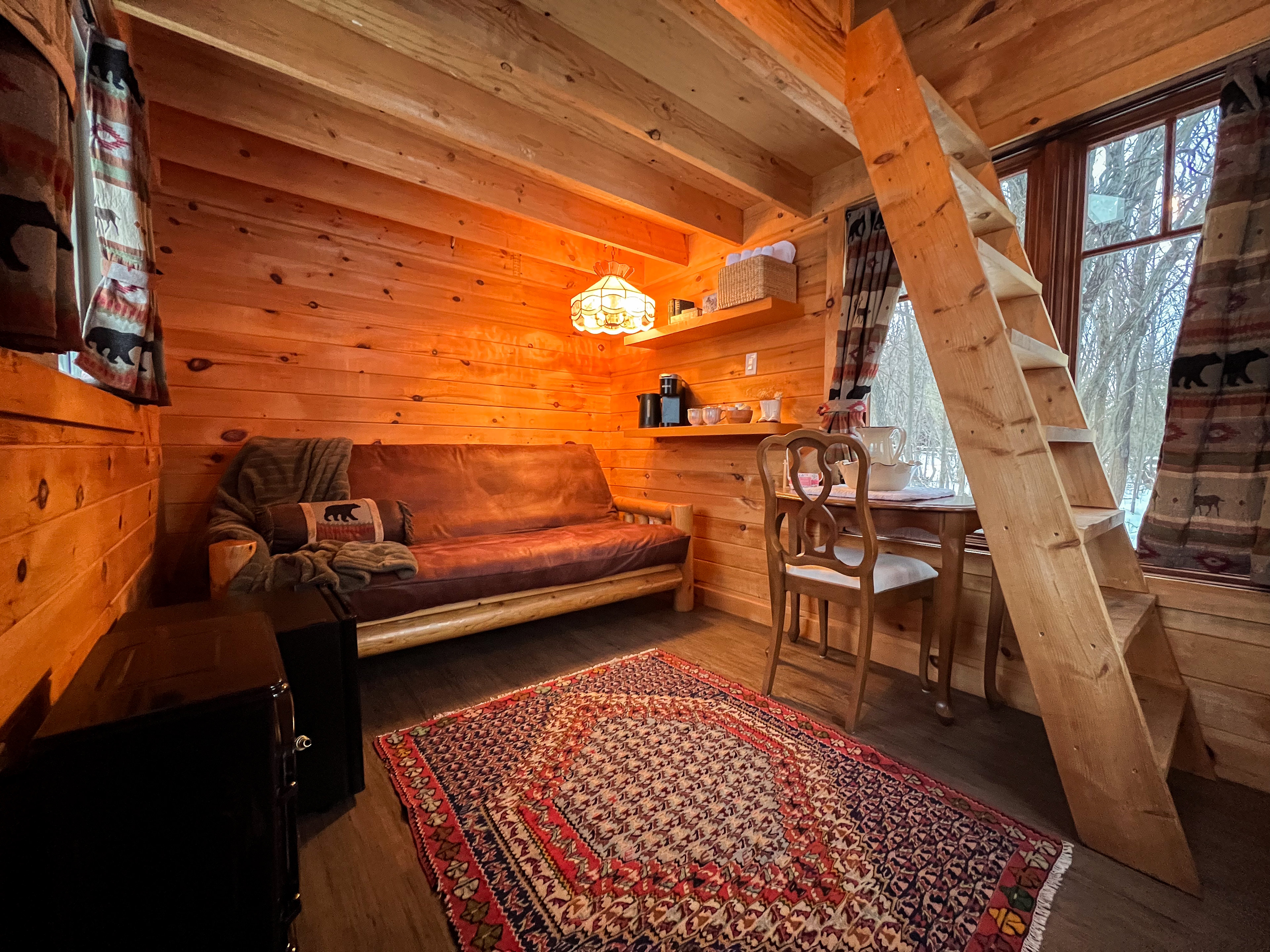 Cozy Cabin Beside Pond | Niagara