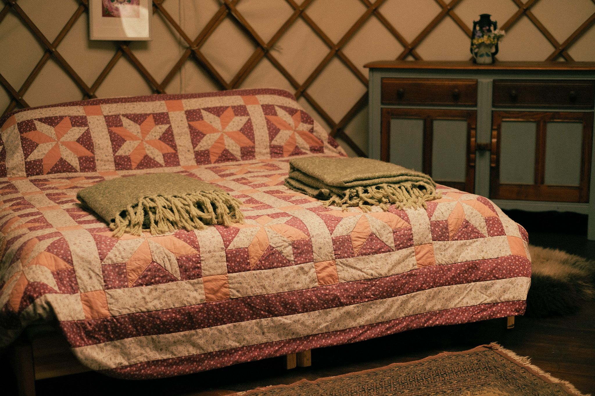 Comfy kingsize bed , plenty of bedding,  wool duvet