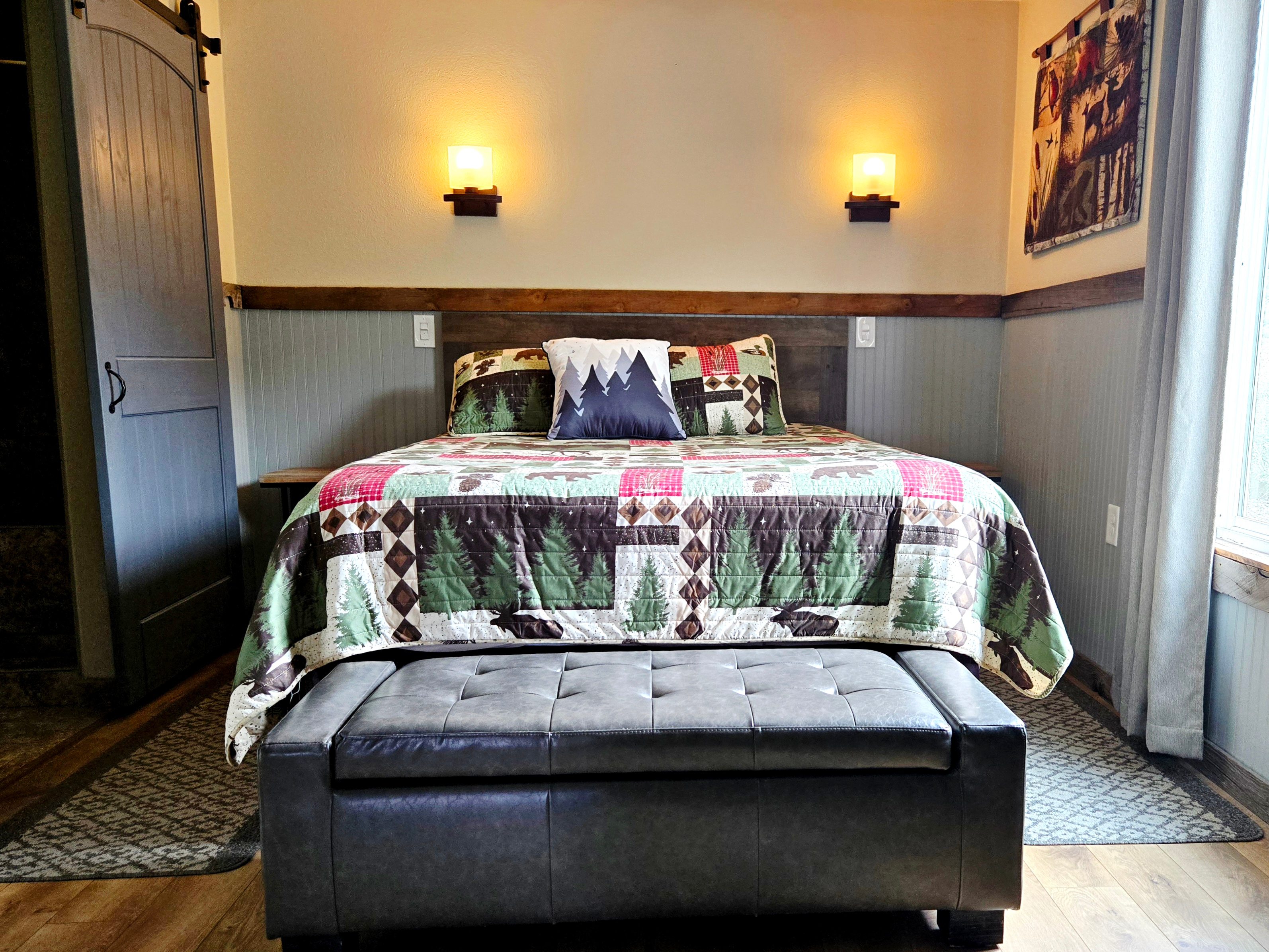 Queen bed with en-suite bathroom!