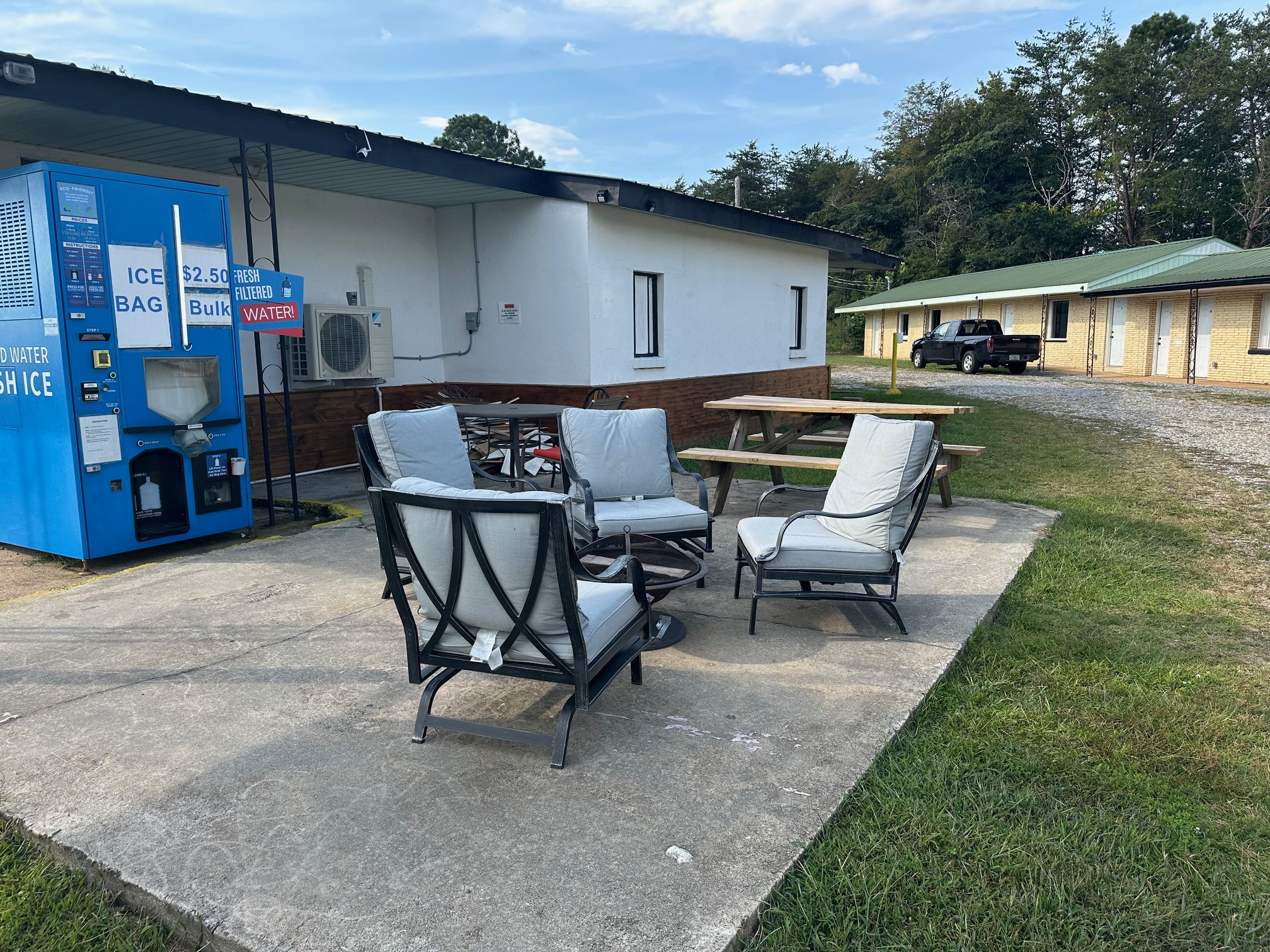 Sahara Club Bar & Grill & RV Park