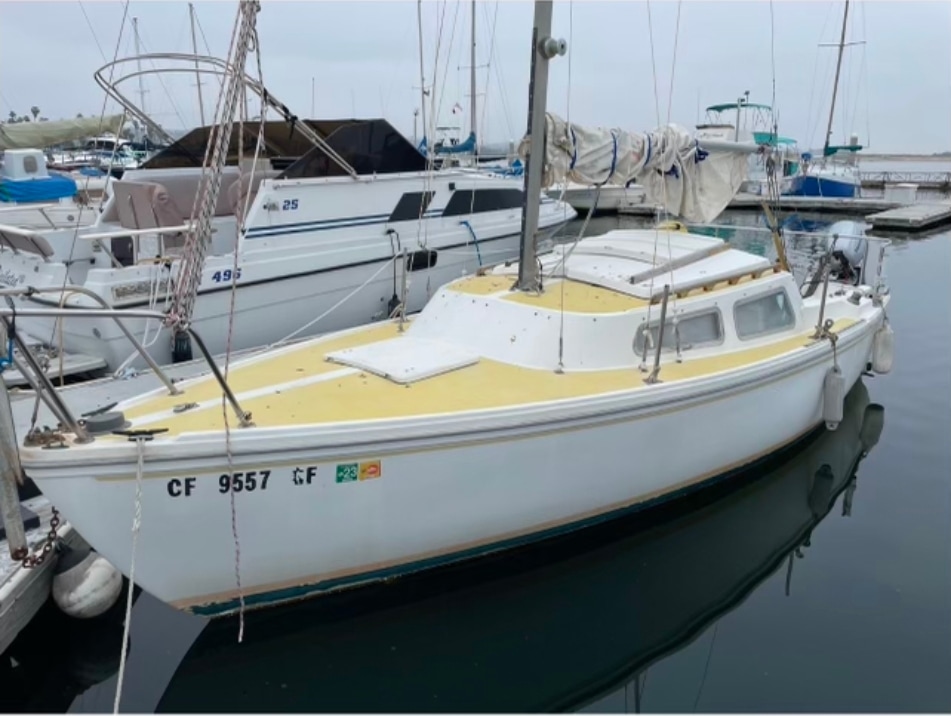 Cozy Sailboat Stay by the Beach