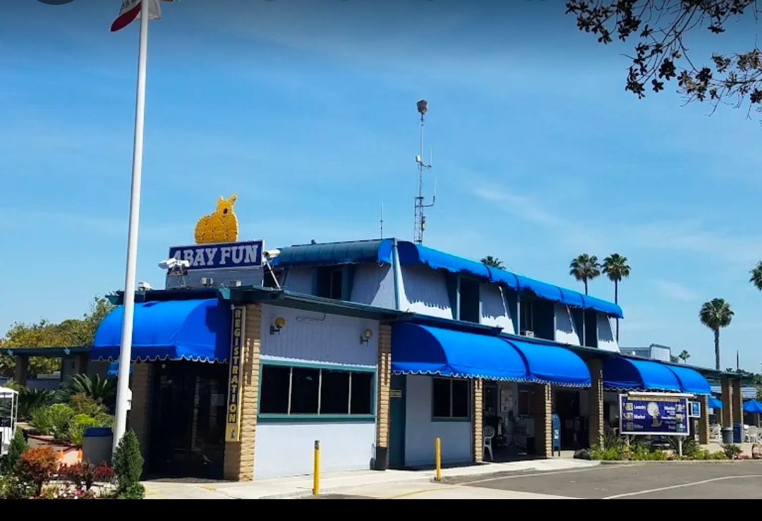 Cozy Sailboat Stay by the Beach