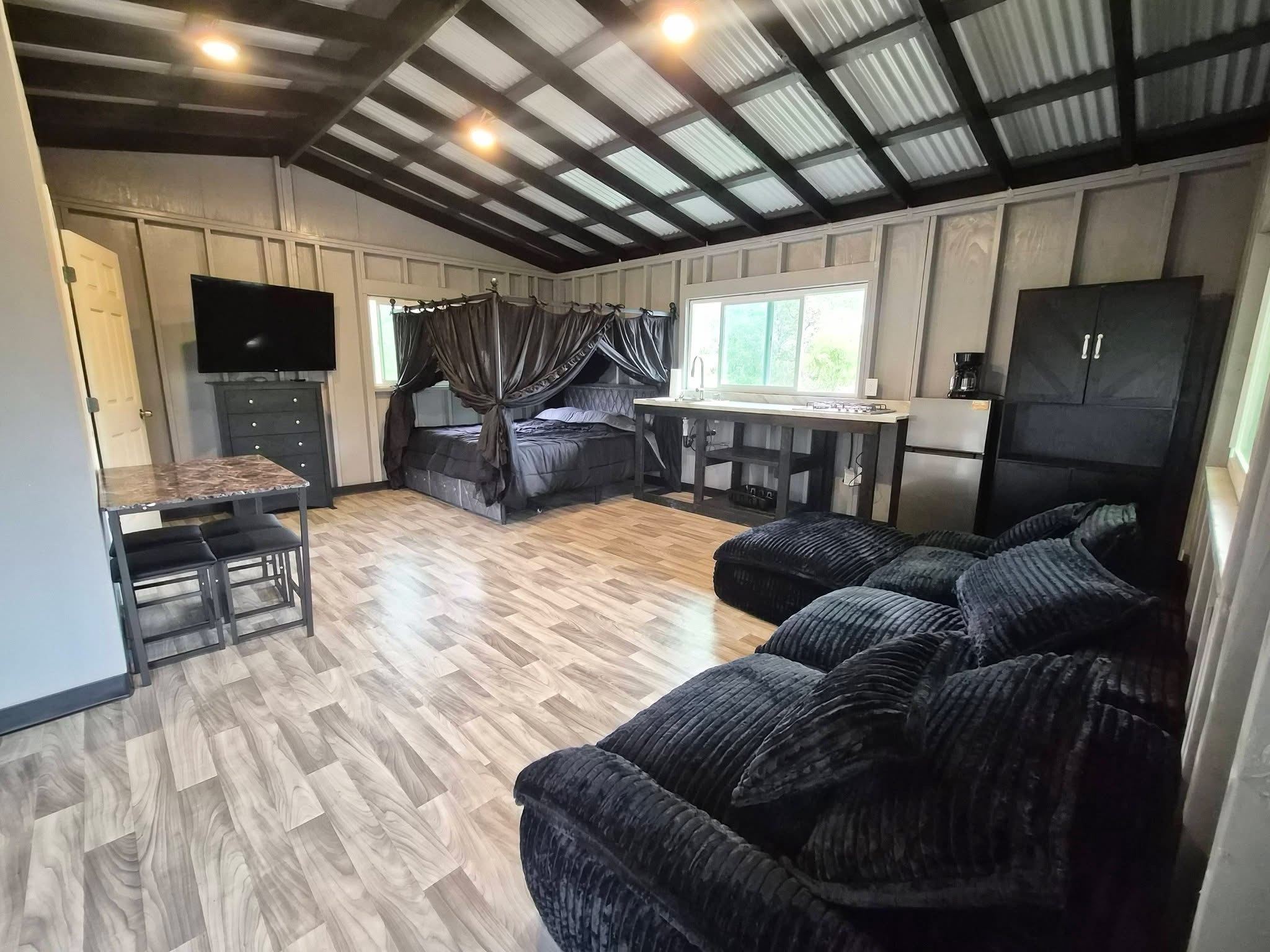 Private Off-Grid Cabin W/ AC & WiFi