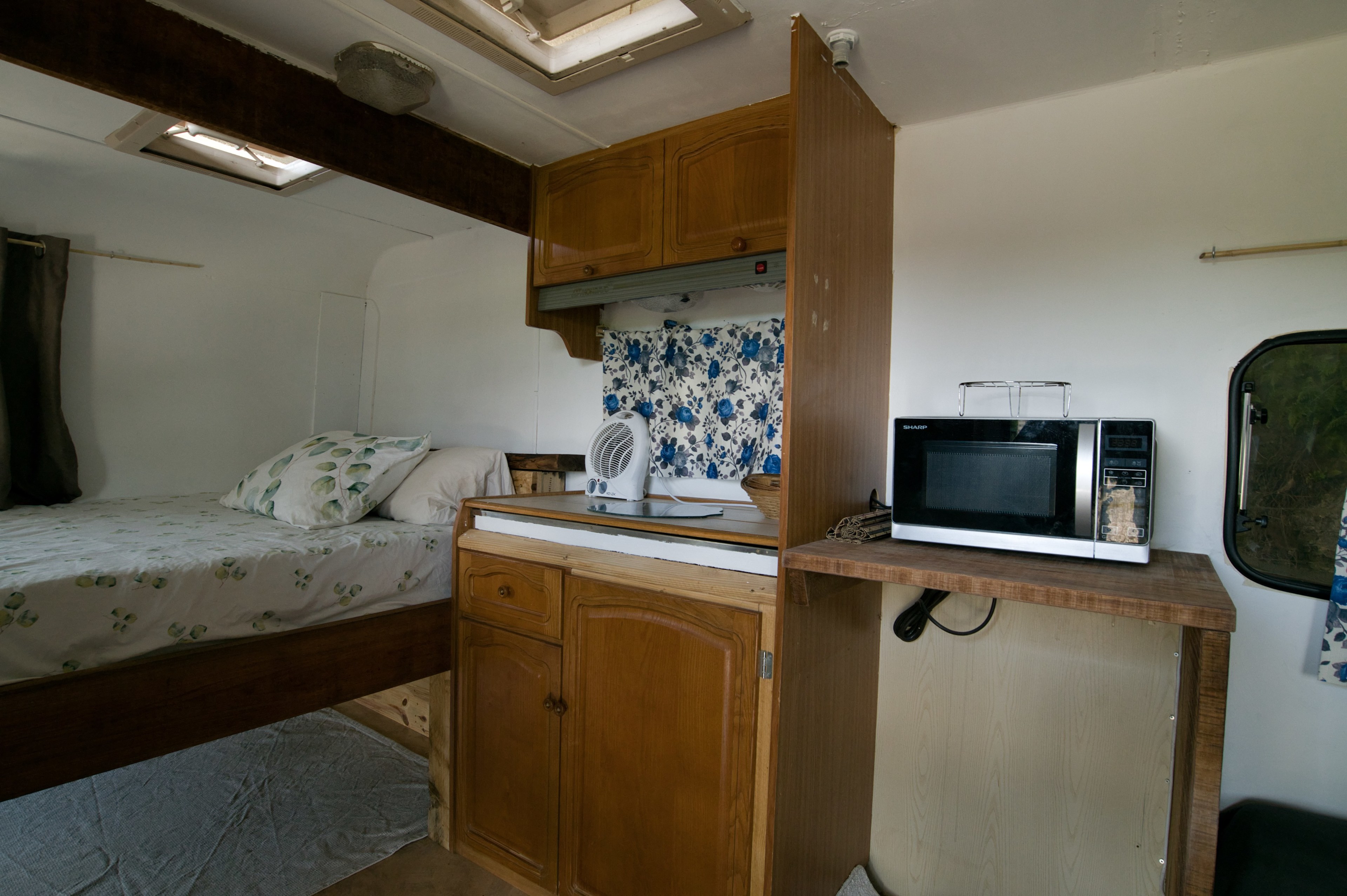 Layout Caravan-Stars, with mirowave, breakfast area and outside kitchen. Also heater and fan available
