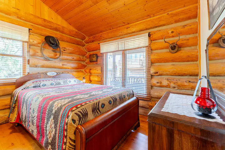 Cozy Cabin W/ Forest Views