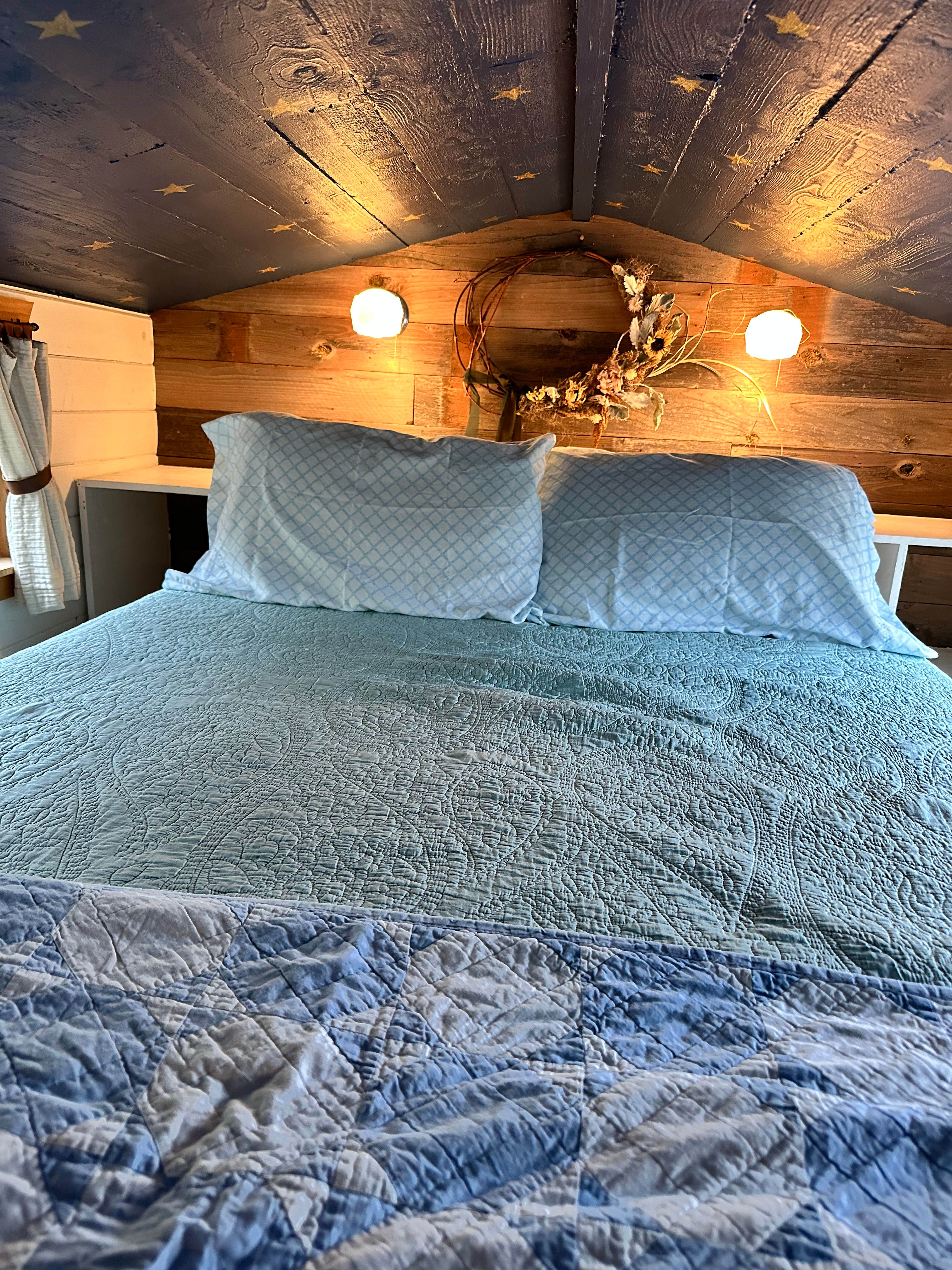 The cozy loft has a queen size bed accessible by a comfortable ladder with wide steps. There are screened windows that open on both sides of the bed as well as a fan for comfort on warm nights. Outlets are available by the head of the bed for your devices, and a bookshelf headboard for your book, glass of water, or laptop to watch movies.