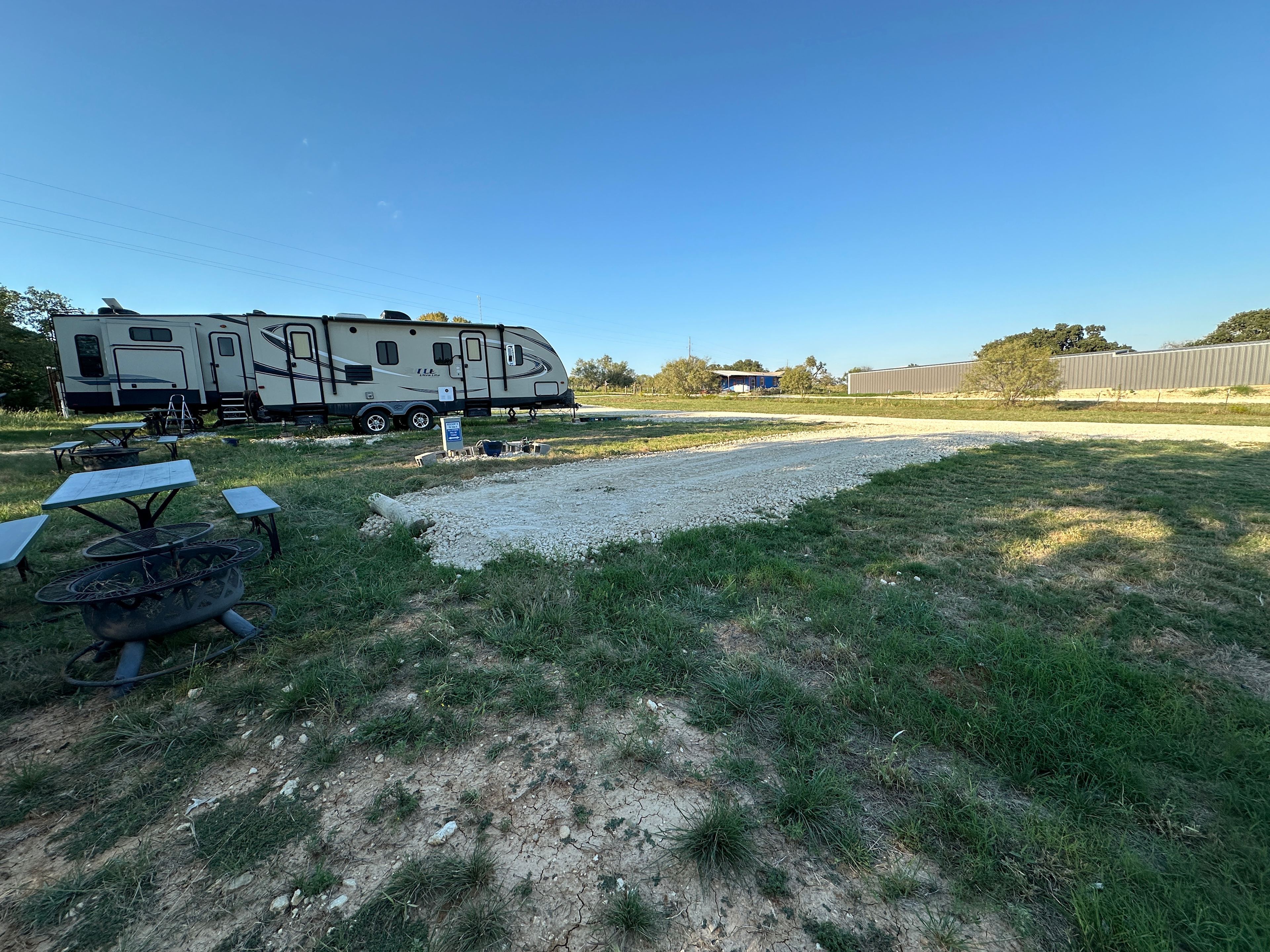 Tiny Town 🏡 at Historic Hico Ranch🐣 and RV 🚐 Park | Farm 🐐 🫏 🐮 animals |🐴 Horse-Friendly | Fishing 🎣)