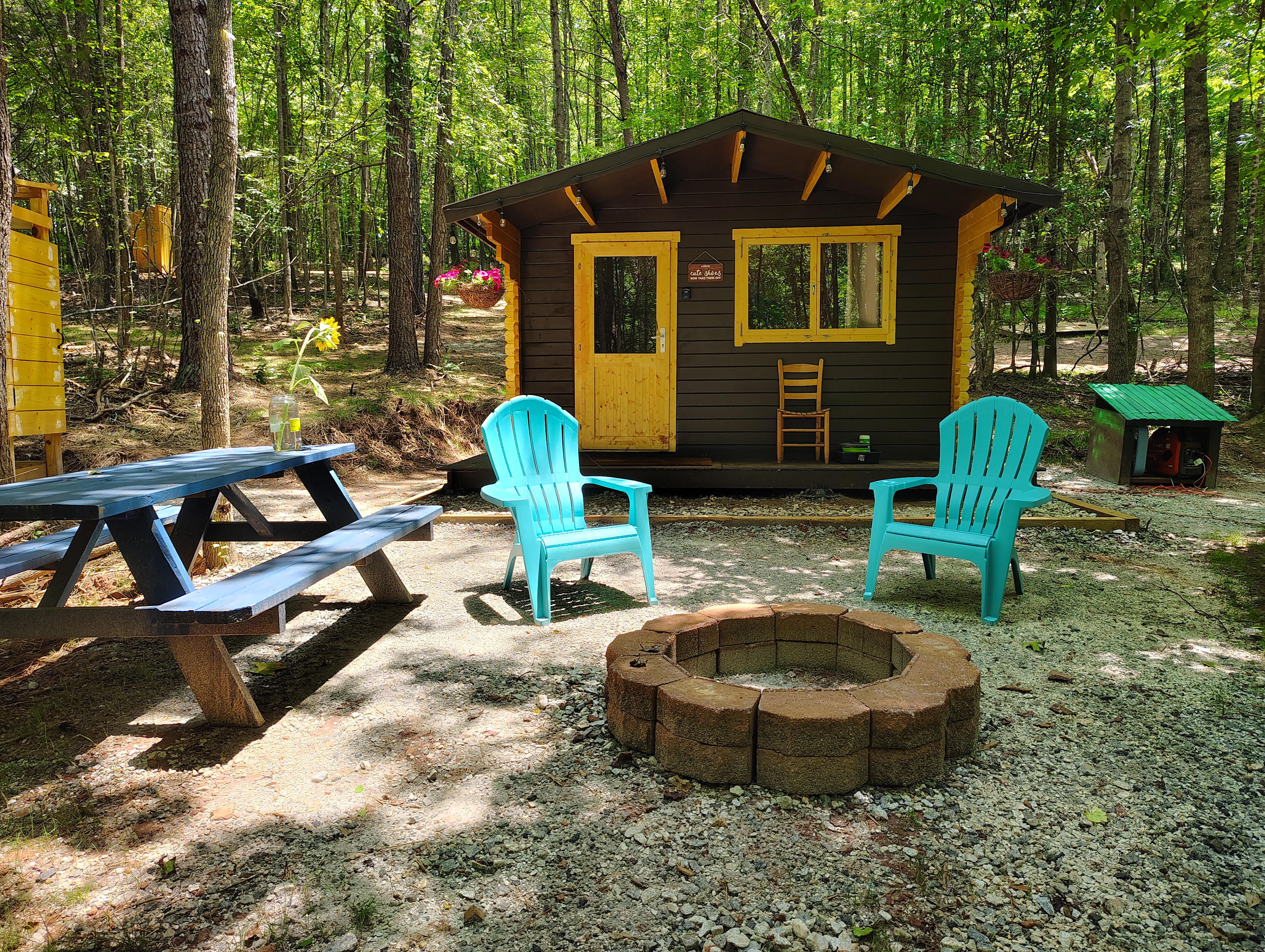 Deluxe Off Grid Lodging at Black Sheep Homestead