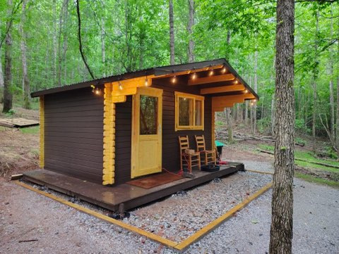 Deluxe Off Grid Lodging at Black Sheep Homestead