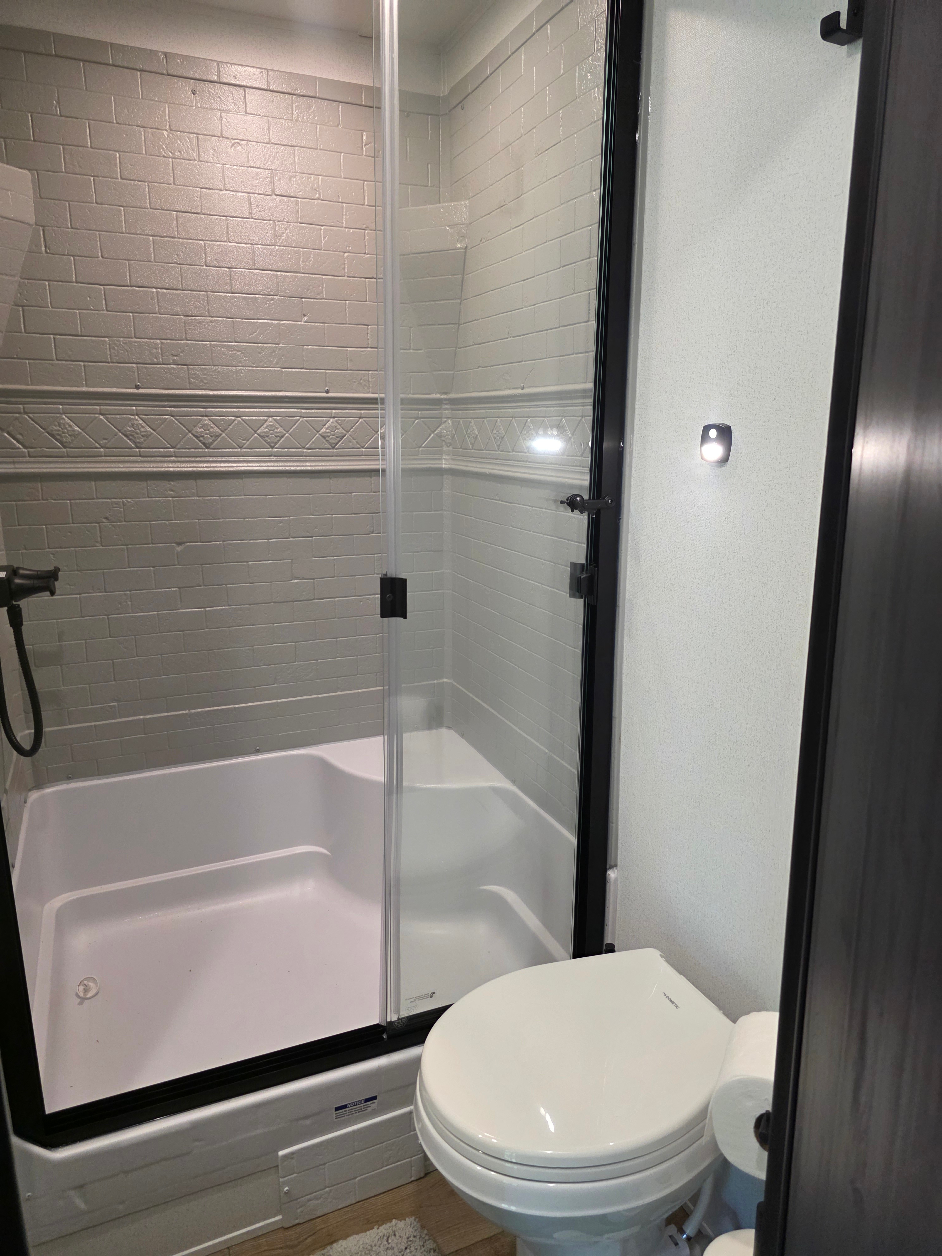 New RV Sleepy Owl ,2-bedroom, 2 bathroom, 1 mile from lake Somerville.