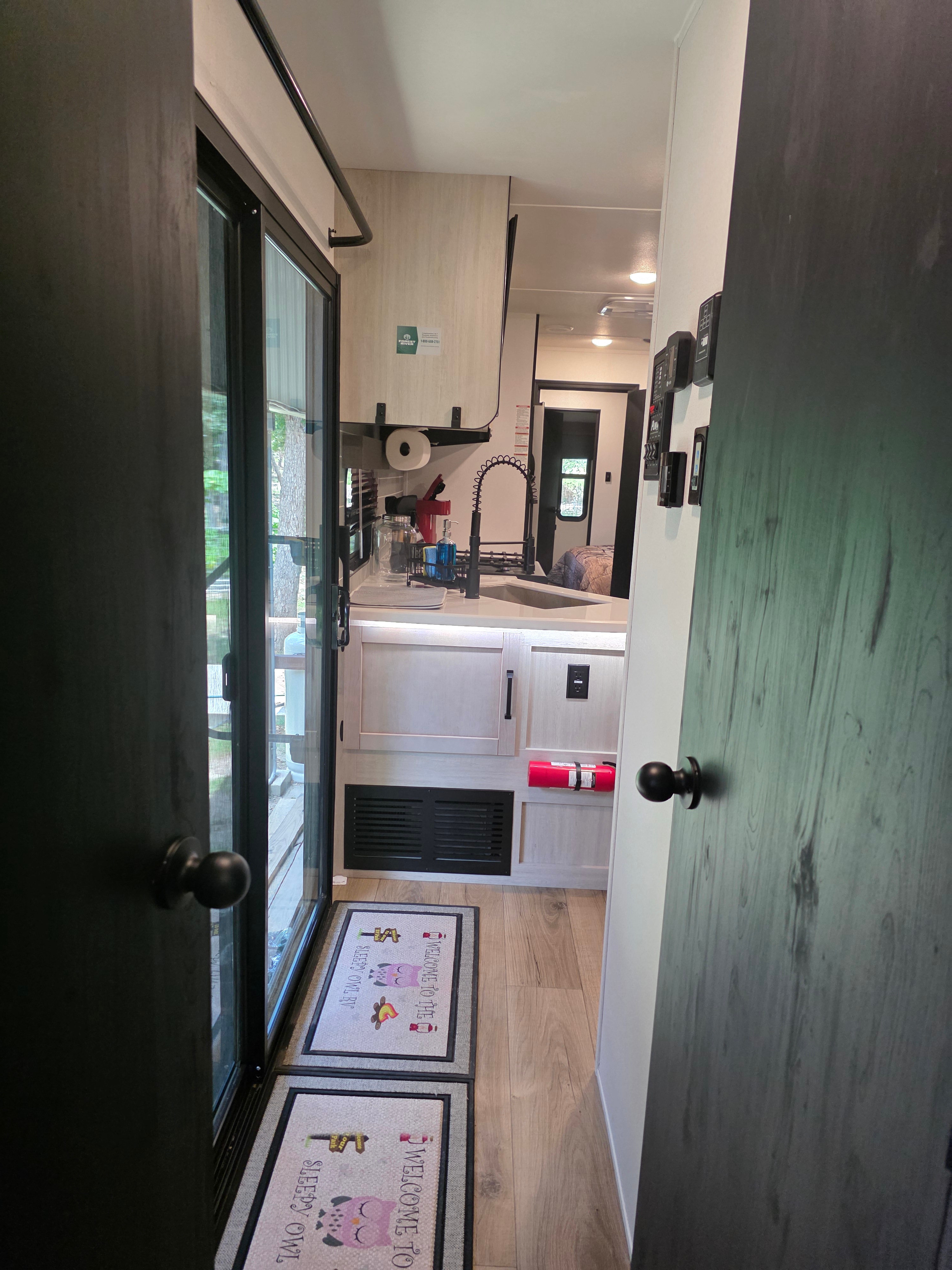 New RV Sleepy Owl ,2-bedroom, 2 bathroom, 1 mile from lake Somerville.