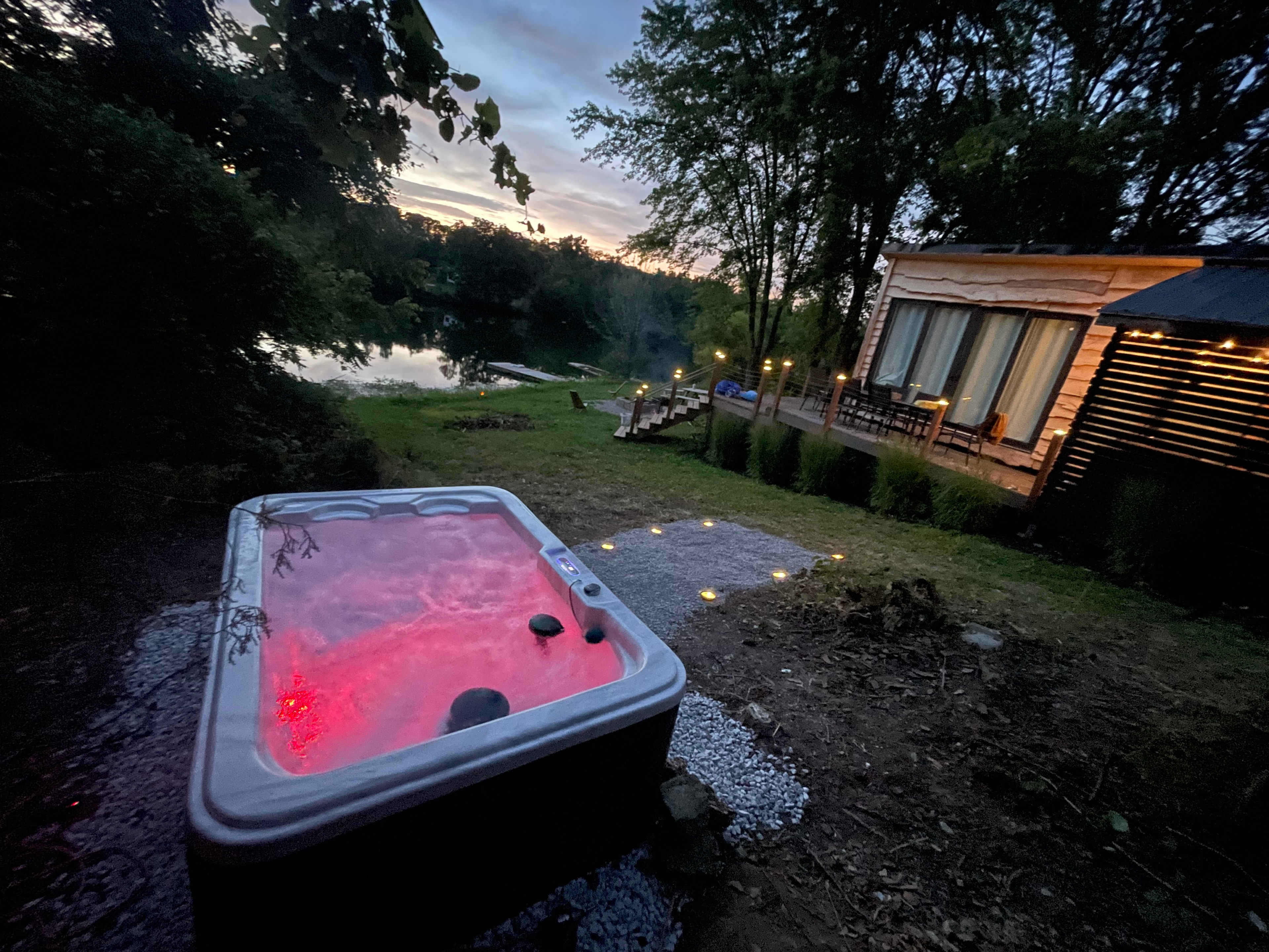 Odessa Waterfront loft w hot tub