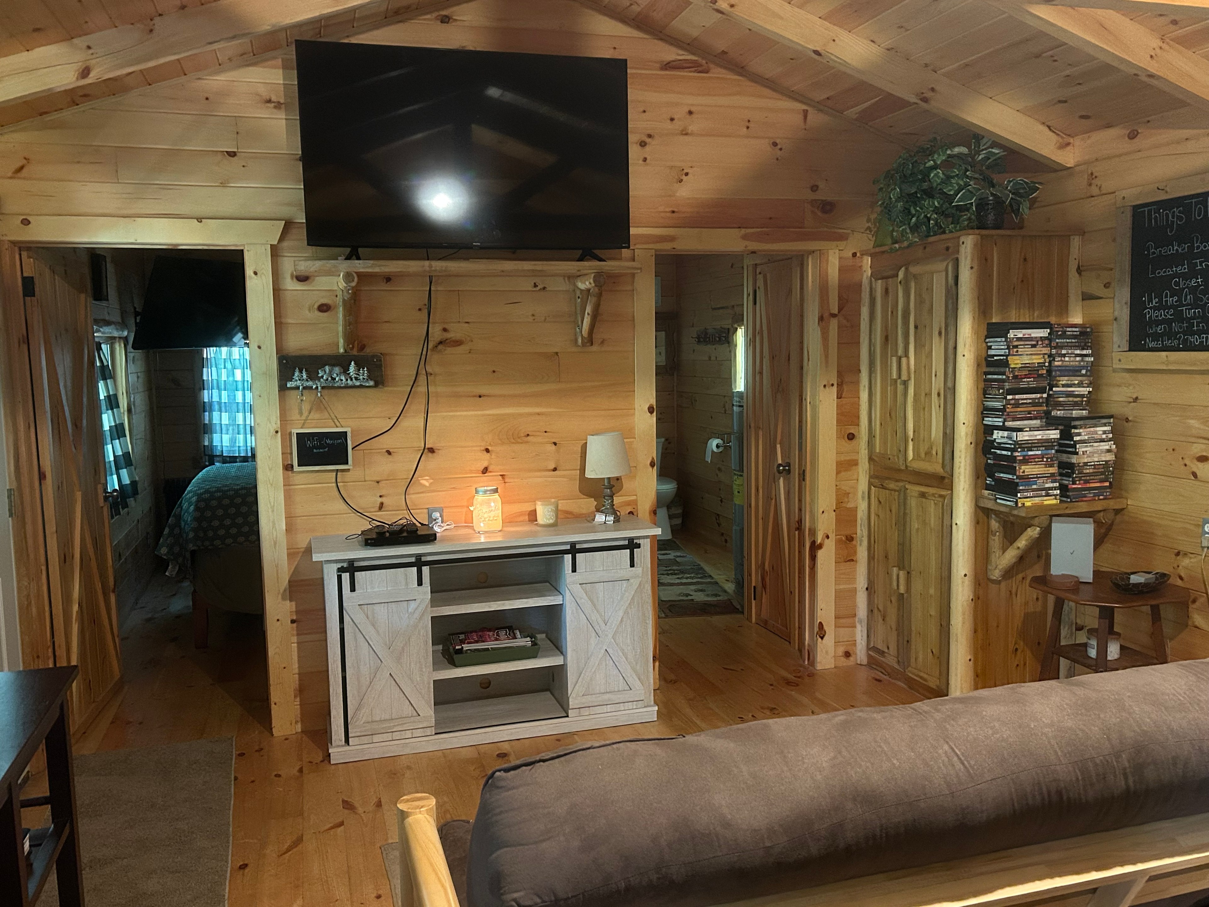 The cozy mountain log cabin