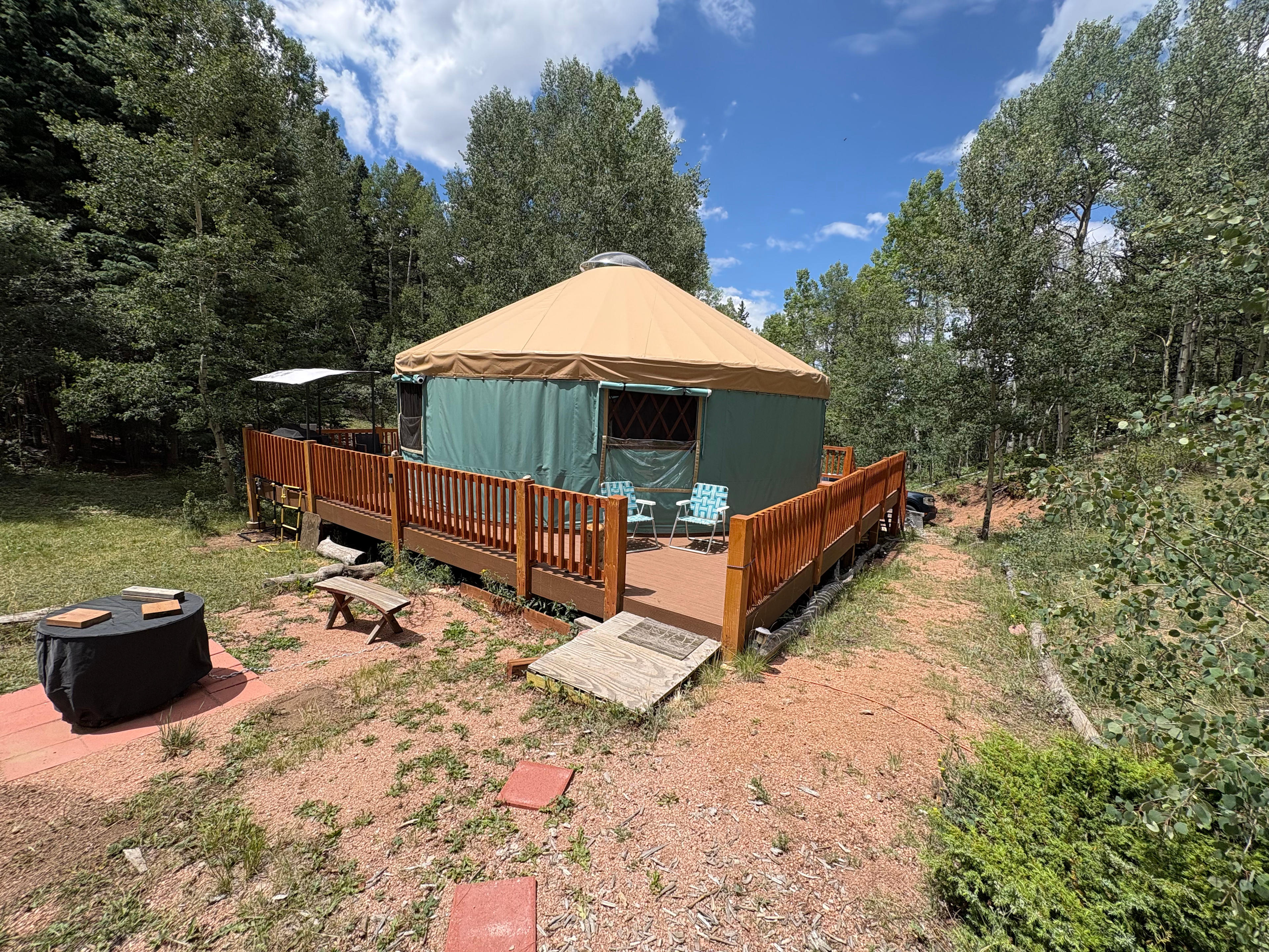 The Hummingbird Hut, Forest Hideaway: Luxury Yurt & Bunk Cabin