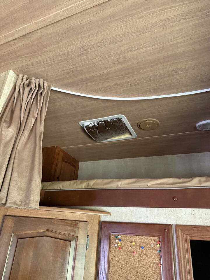 Peaceful Off-Grid Retreat | 20 Acres | Camper +