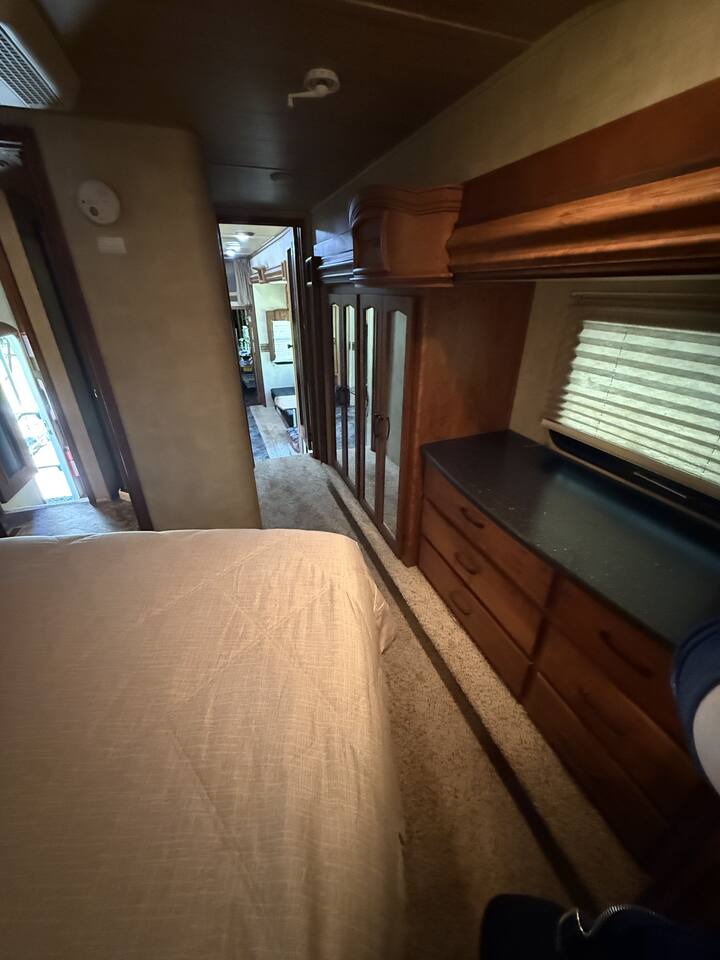 Peaceful Off-Grid Retreat | 20 Acres | Camper +