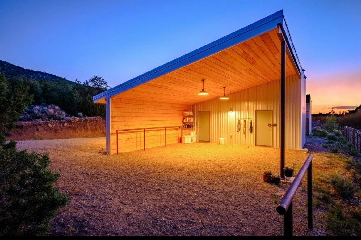 Talpa Sunsets: Stables and Camping