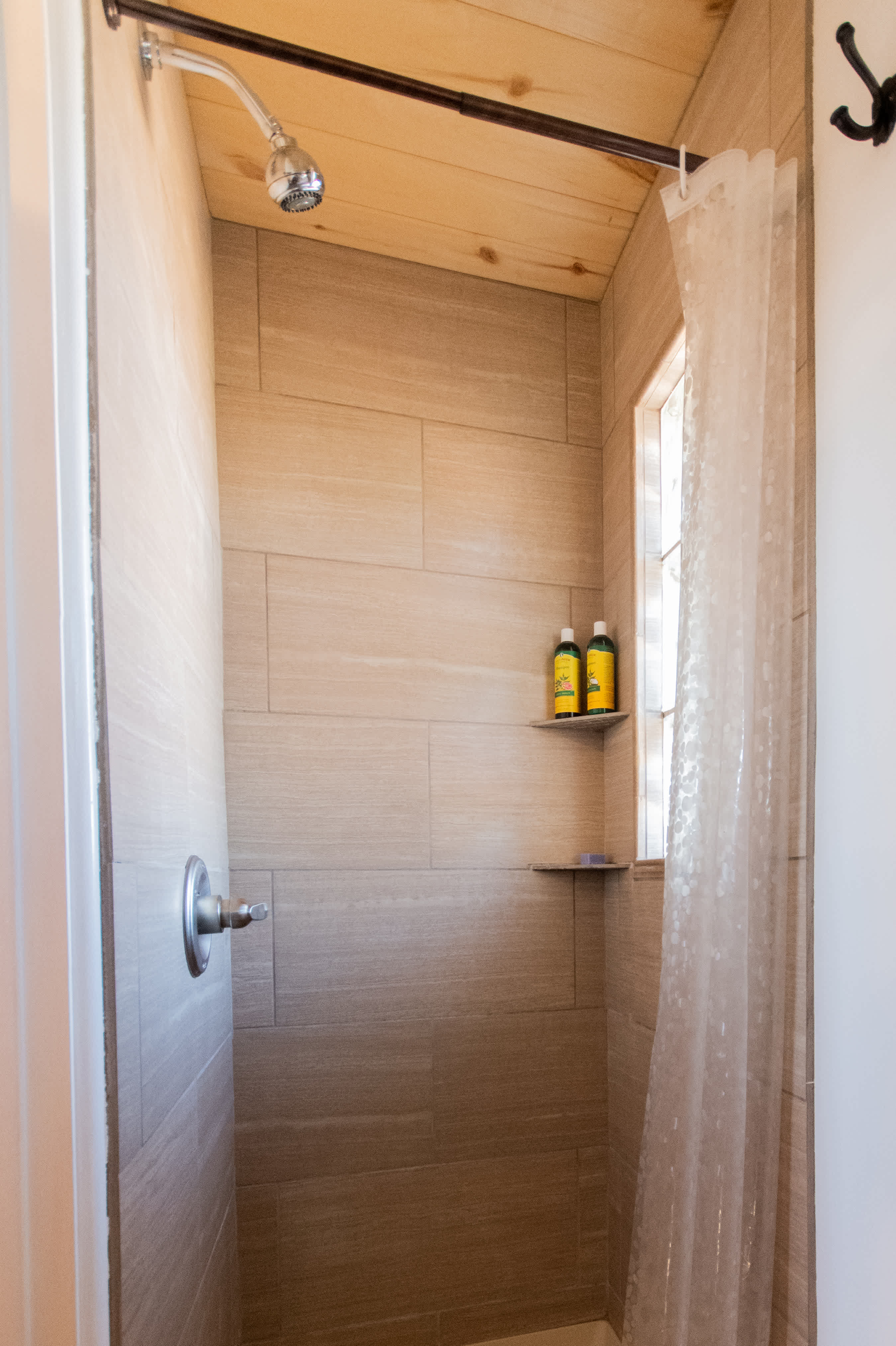 There is a great shower available