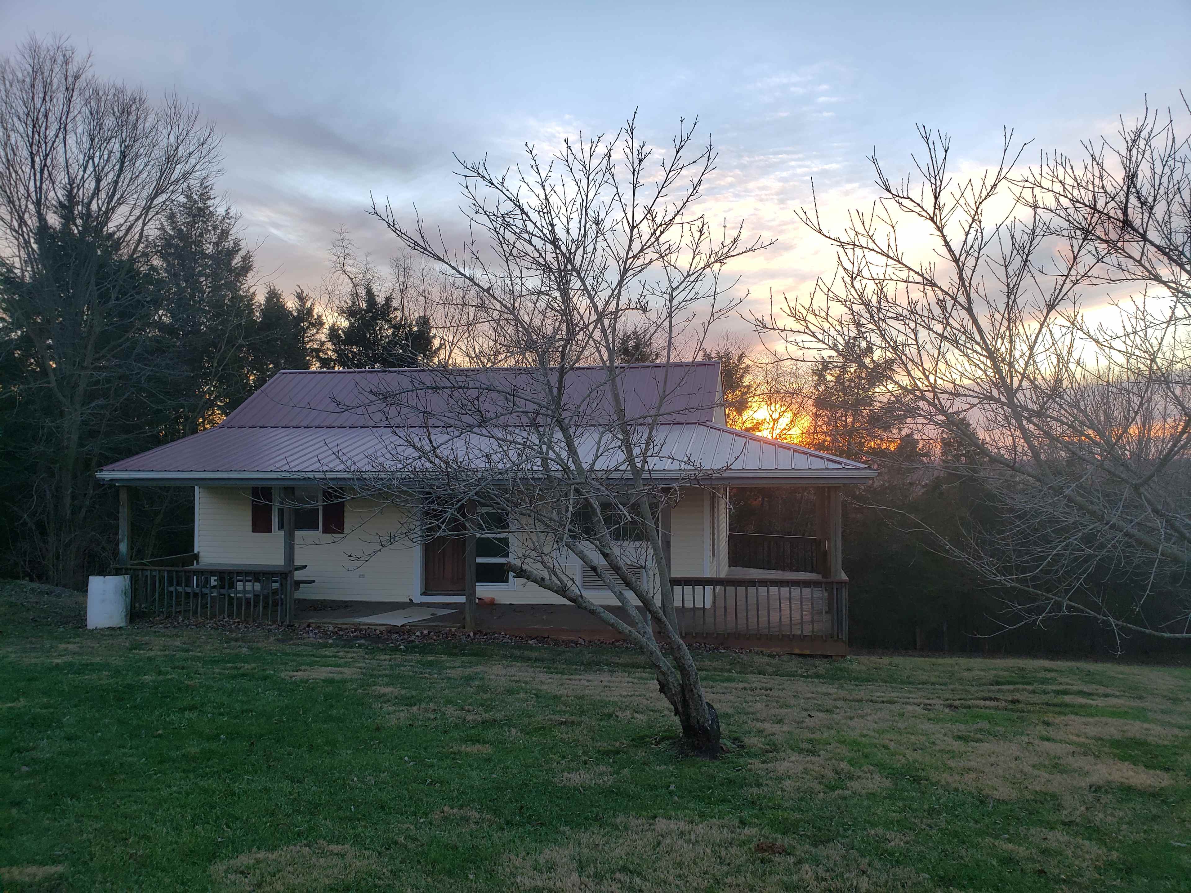 The cottage from the driveway loop