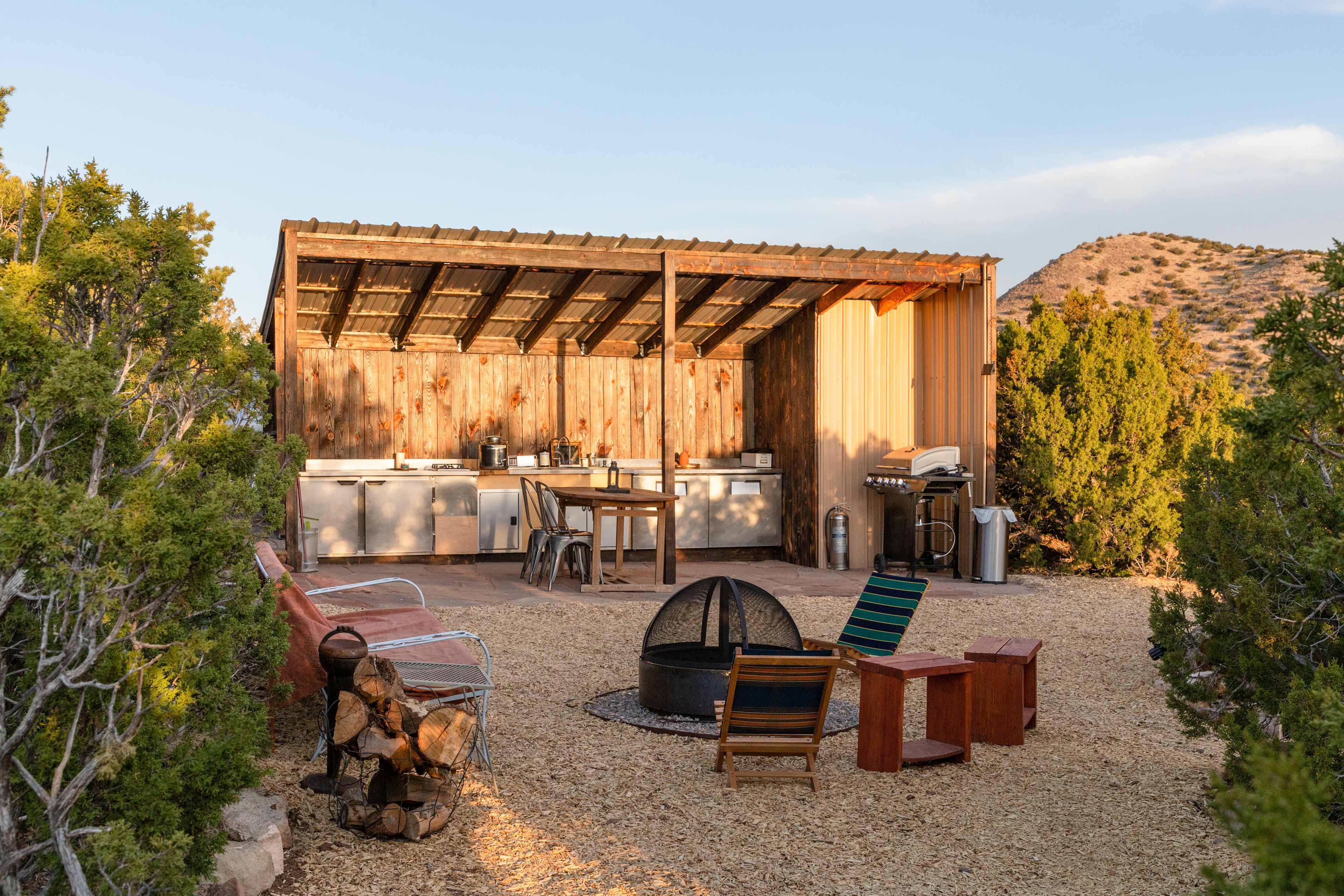 A fire pit AND kitchen area?! Love!