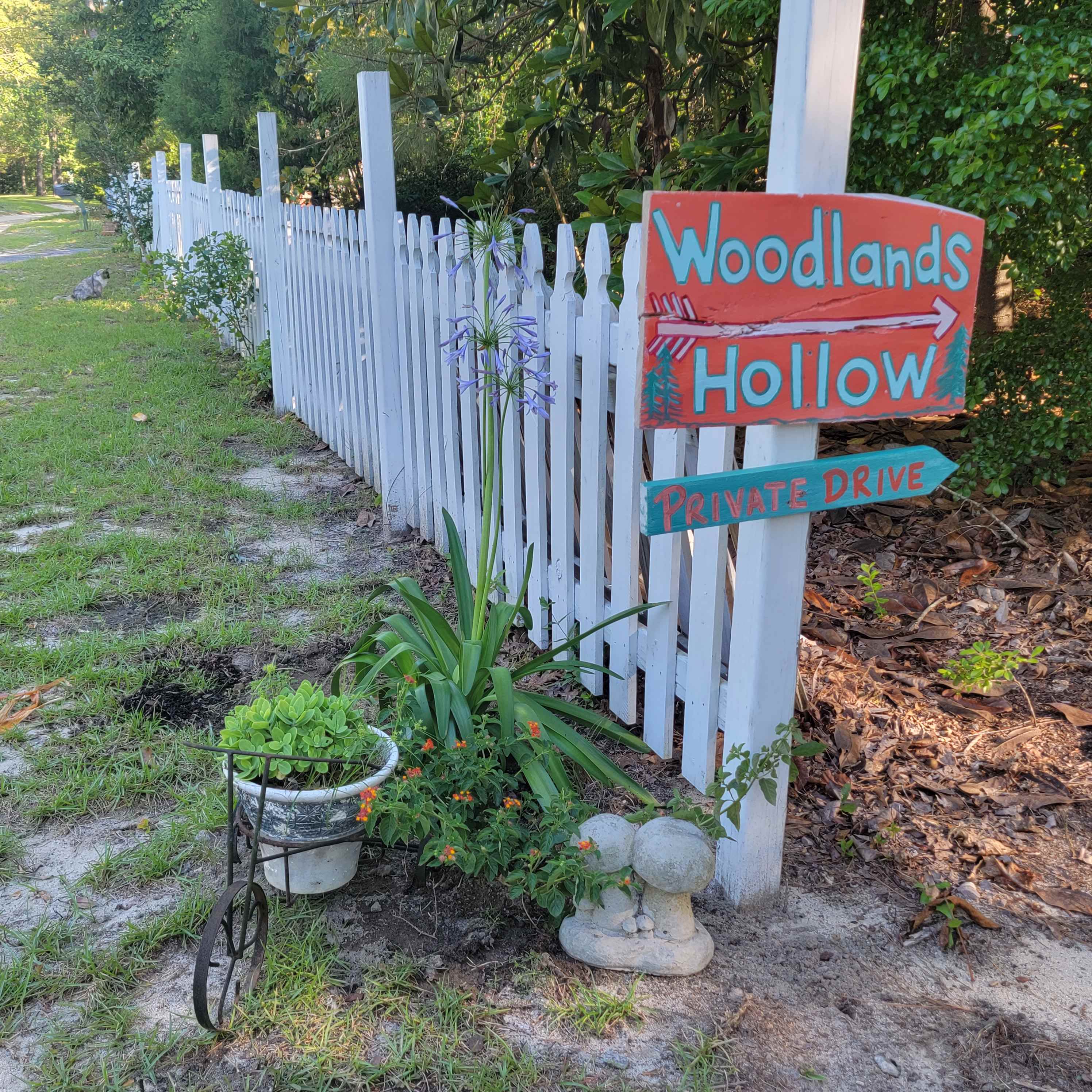 Private entrance to Woodlands Hollow 