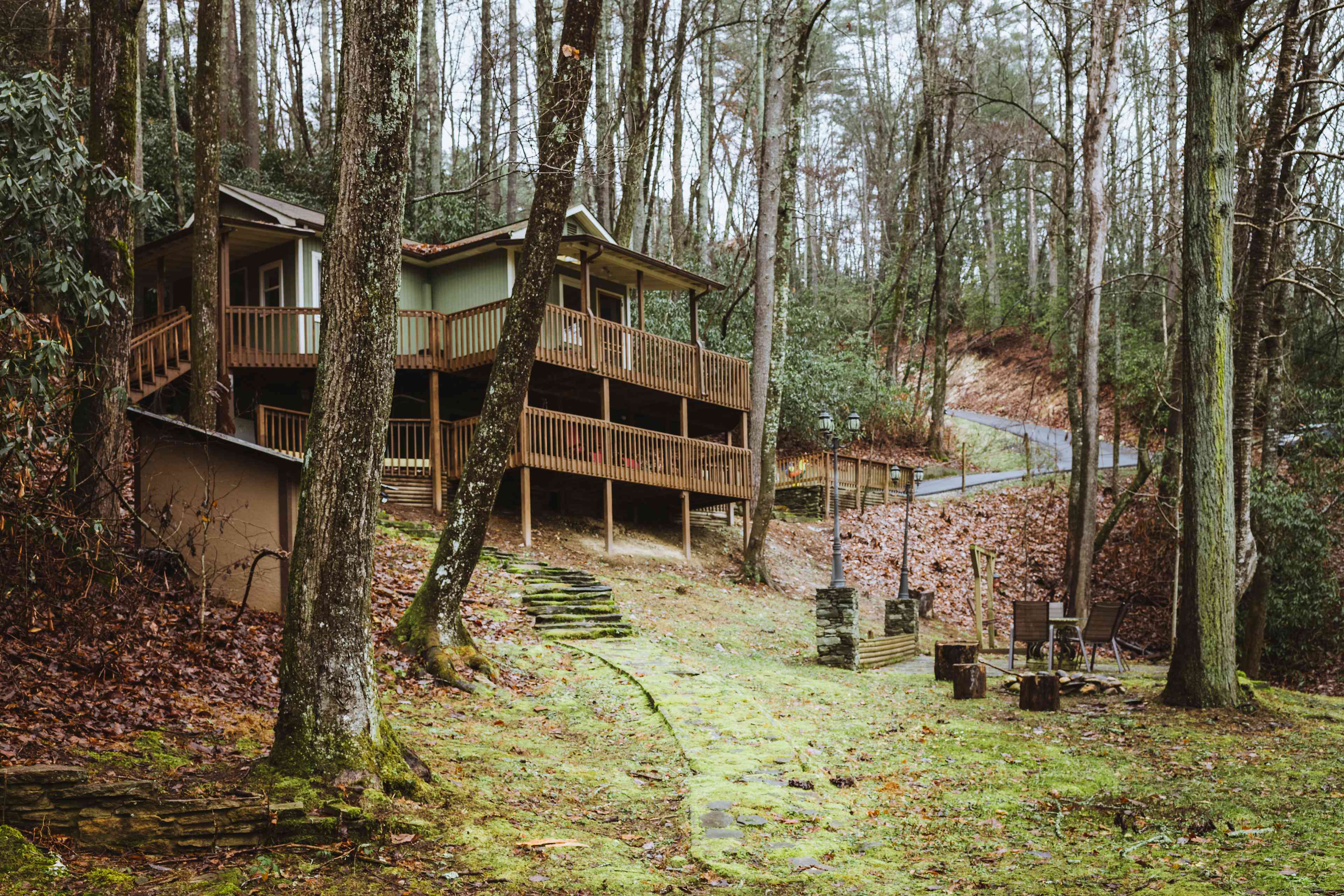 Roho's Creekside Cabin - hot tub