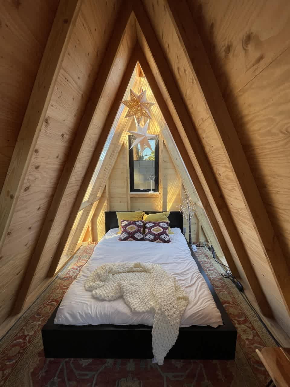 Super comfy queen sized bed with quality linens provide