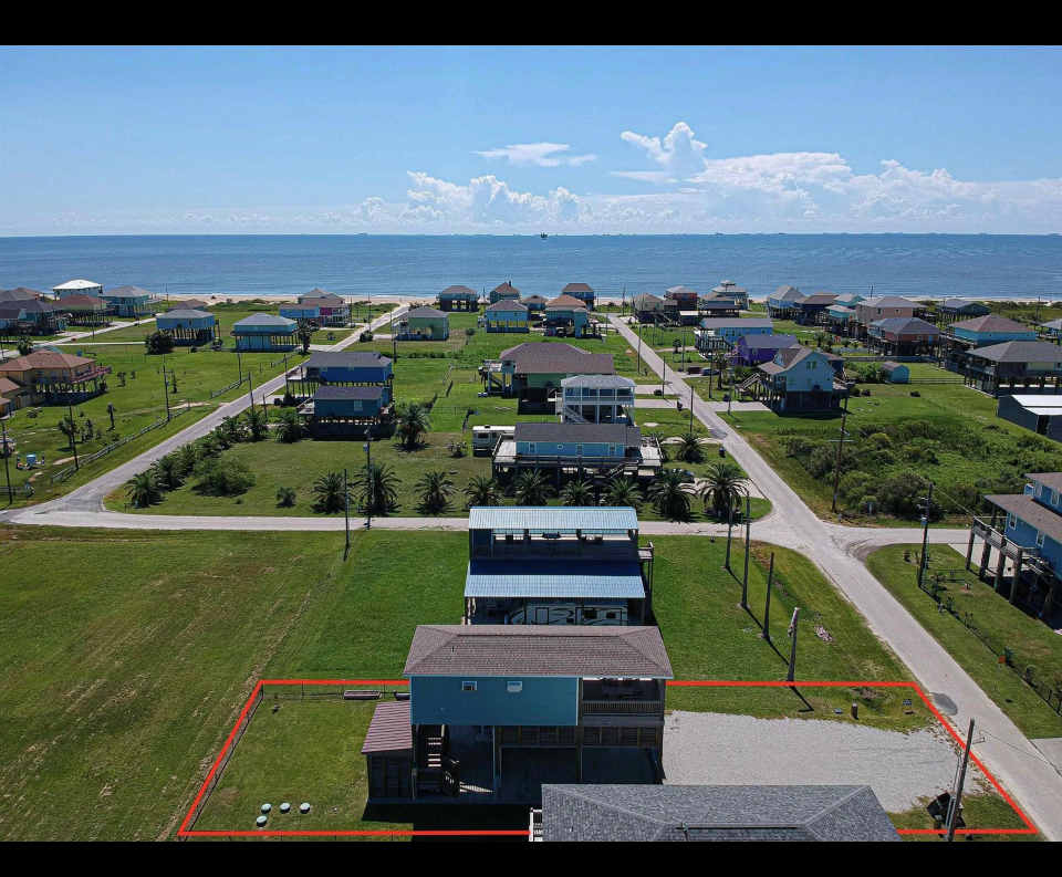 Short walk to the beaches or drive your truck 🛻 