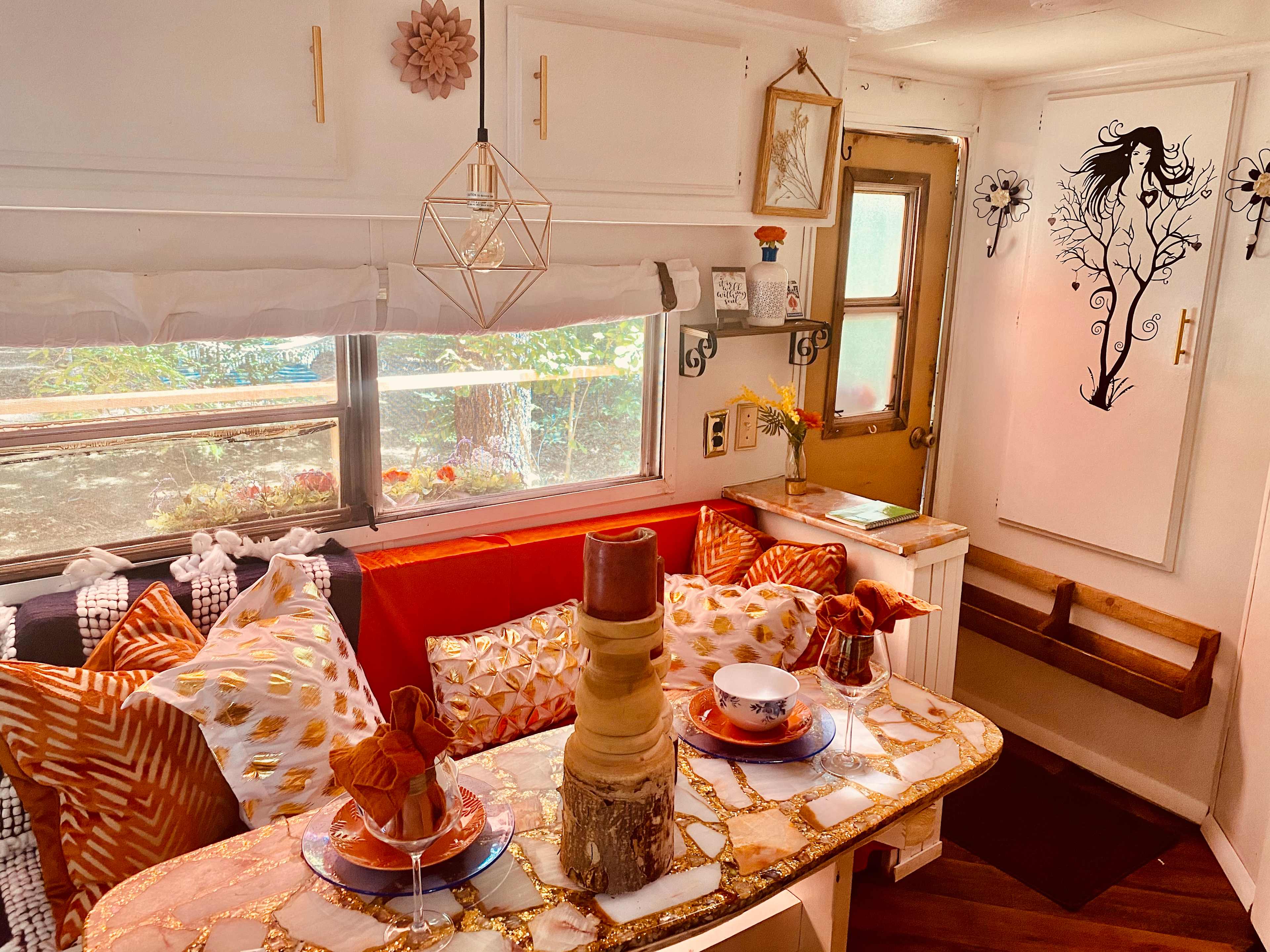Seating space/dining table