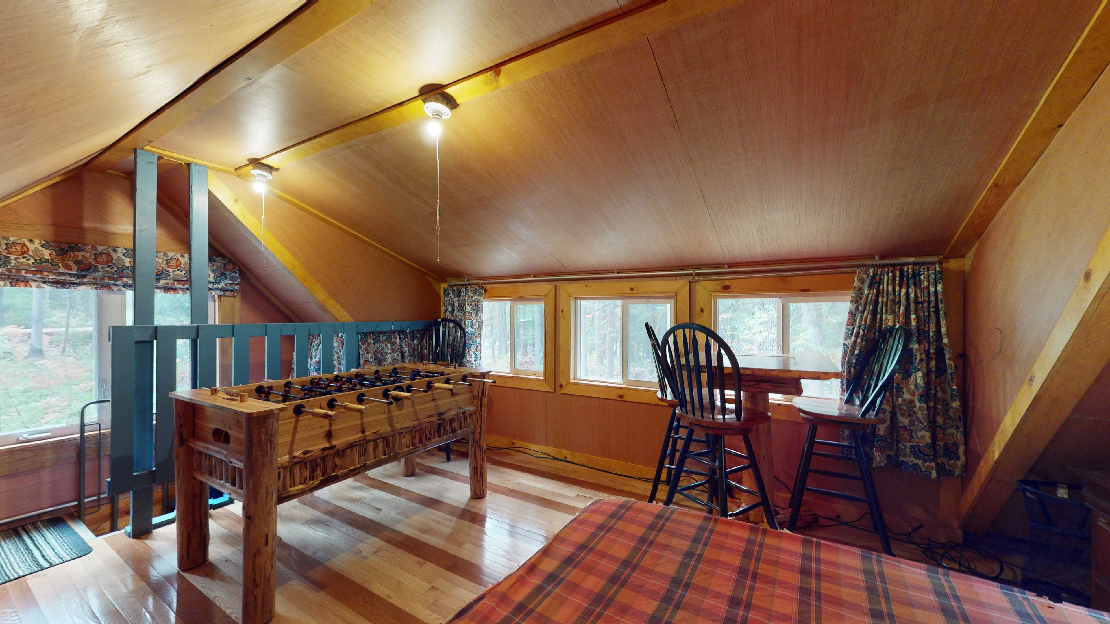 Queen bed in loft space