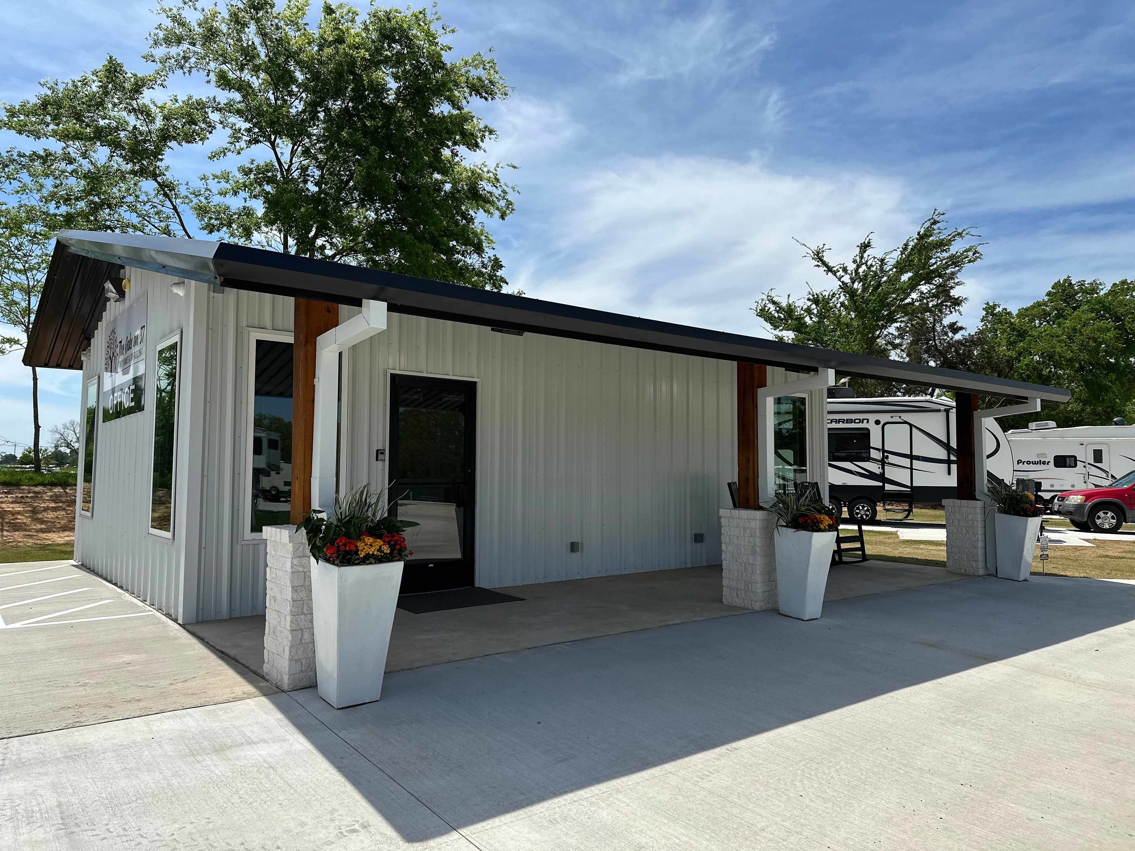 The Oaks On 37 Tiny Homes RV Resort