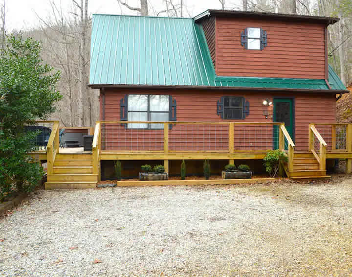 Peaceful Cabin with Hot Tub
