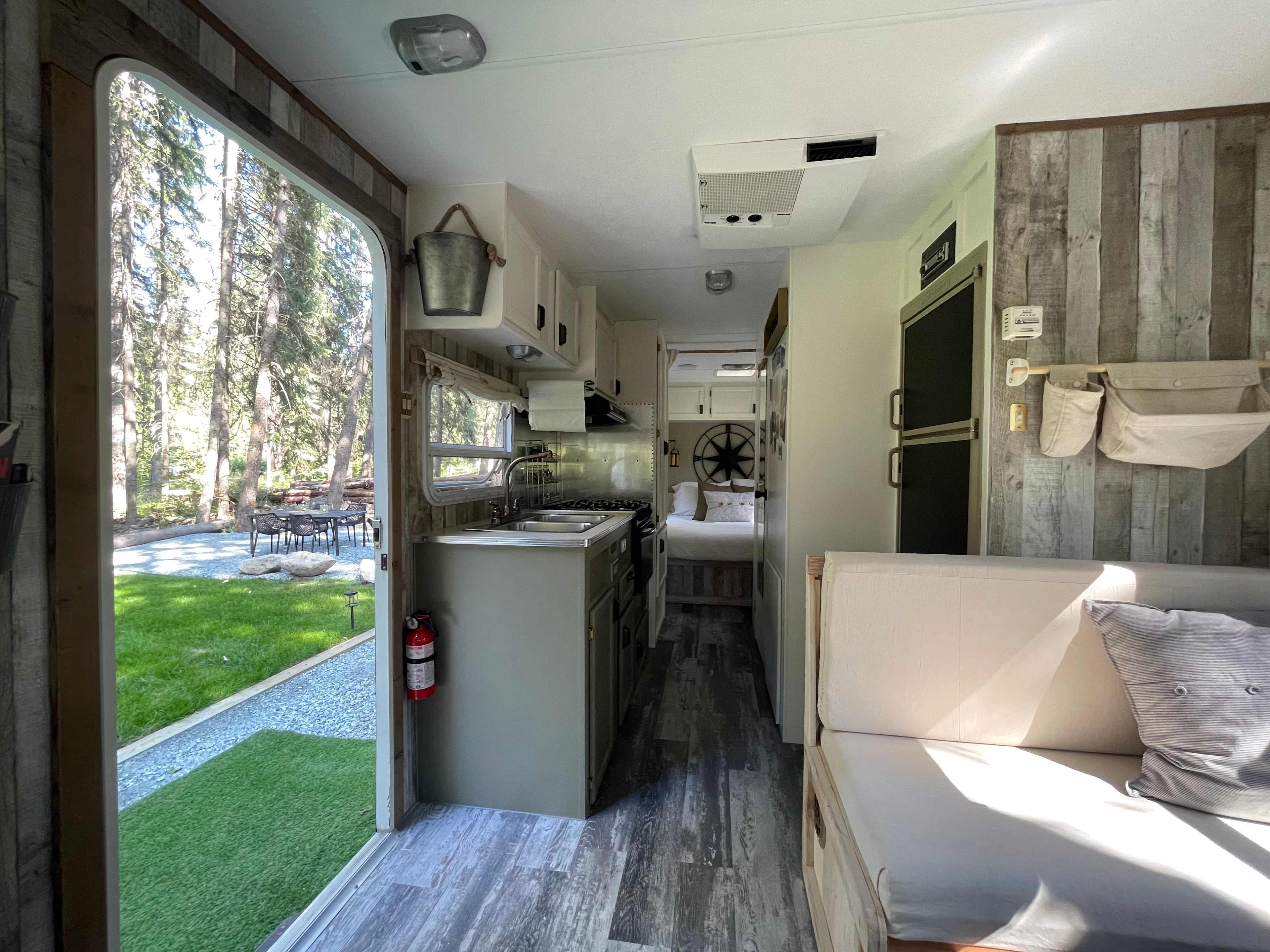 Charming Creekside Caravan