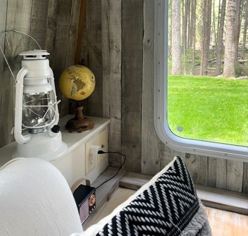 Charming Creekside Caravan