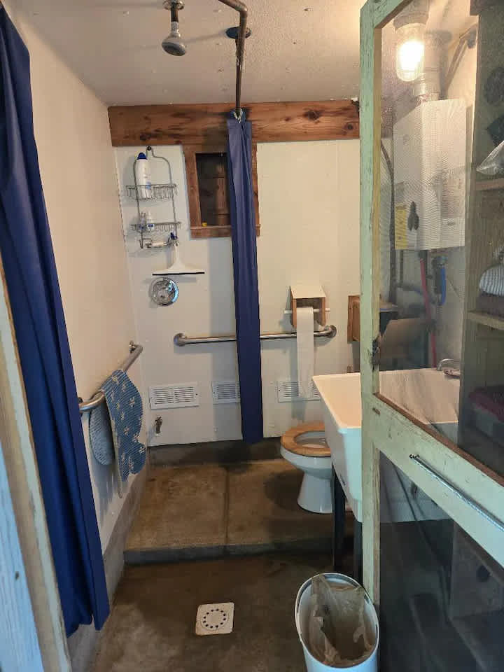 Ozark Estate with Private Cabins