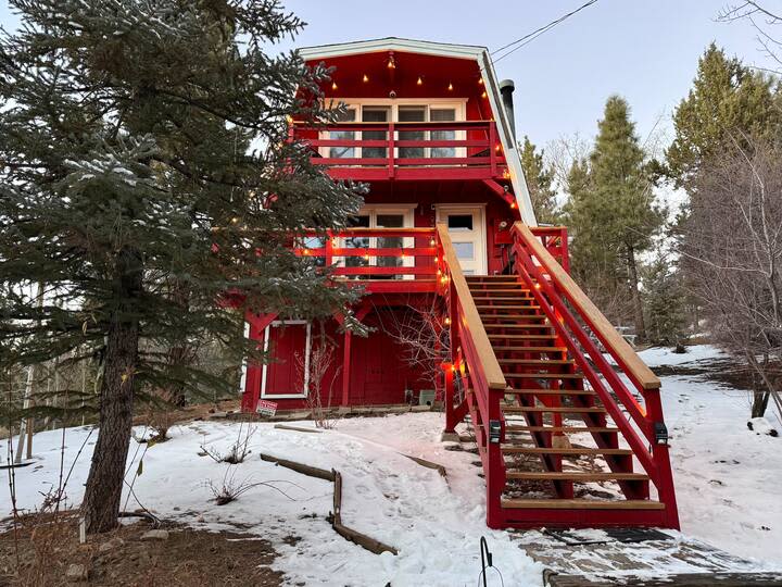Maison Solange-Sweet Red Barn Farmhouse- Moonridge