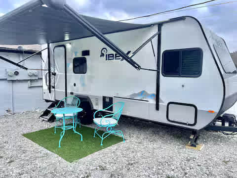 The Indy Hideaway -Indy City Camper