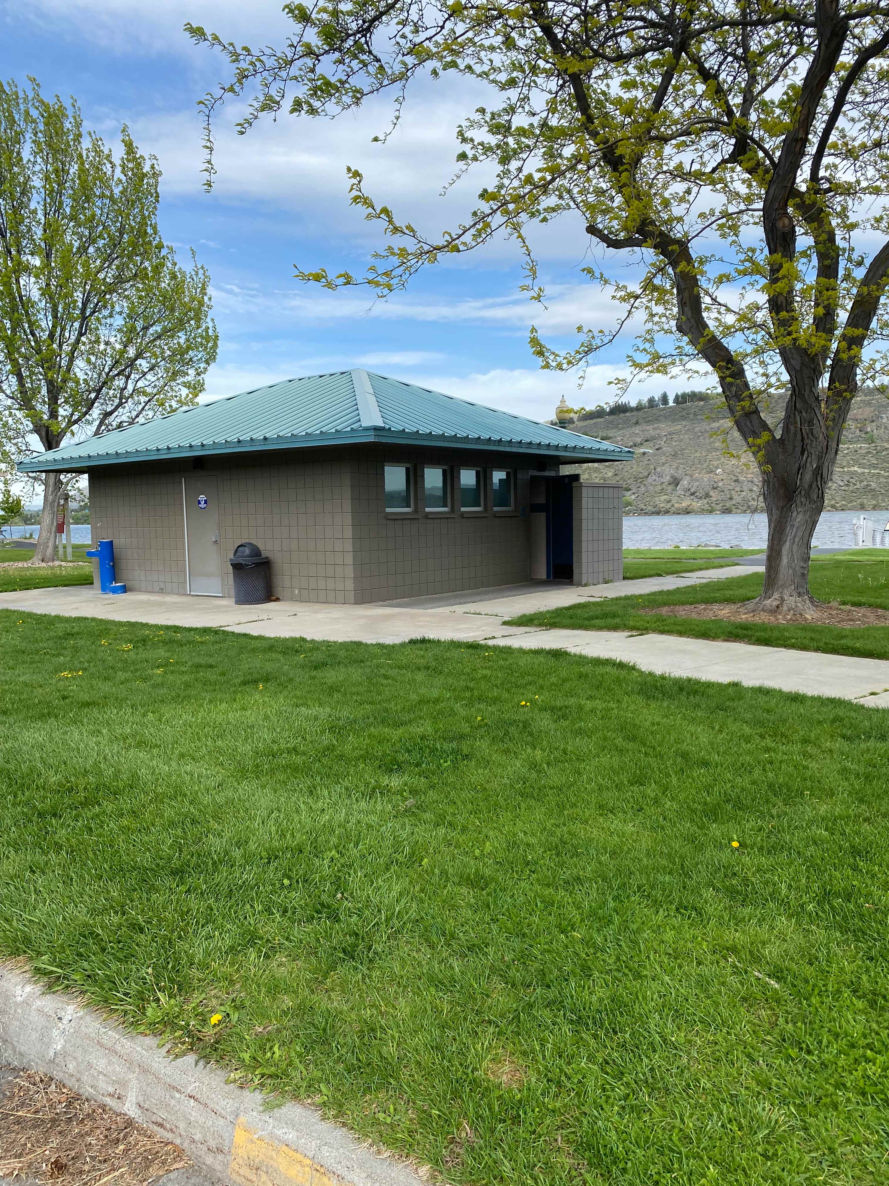Full bathroom and showers free at Memorial park